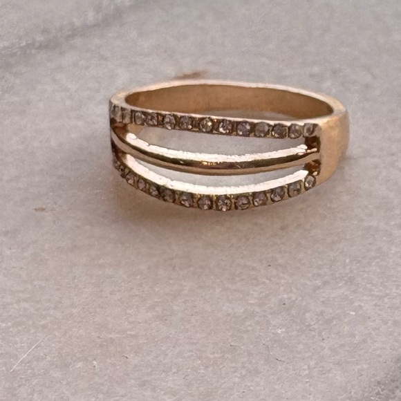 Elegant Gold and Silver Women's Ring - Picture 2 of 11